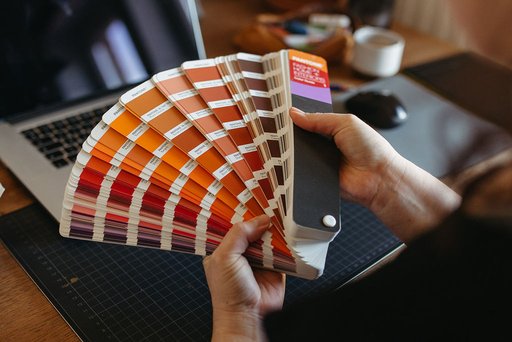Maison Paula - Nuancier Pantone la théorie des couleurs
